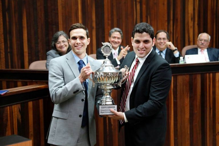 Ganadores de Competencia de Debate Nacional Don Miguel Velázquez. Dos estudiantes sosteniendo trofeo.