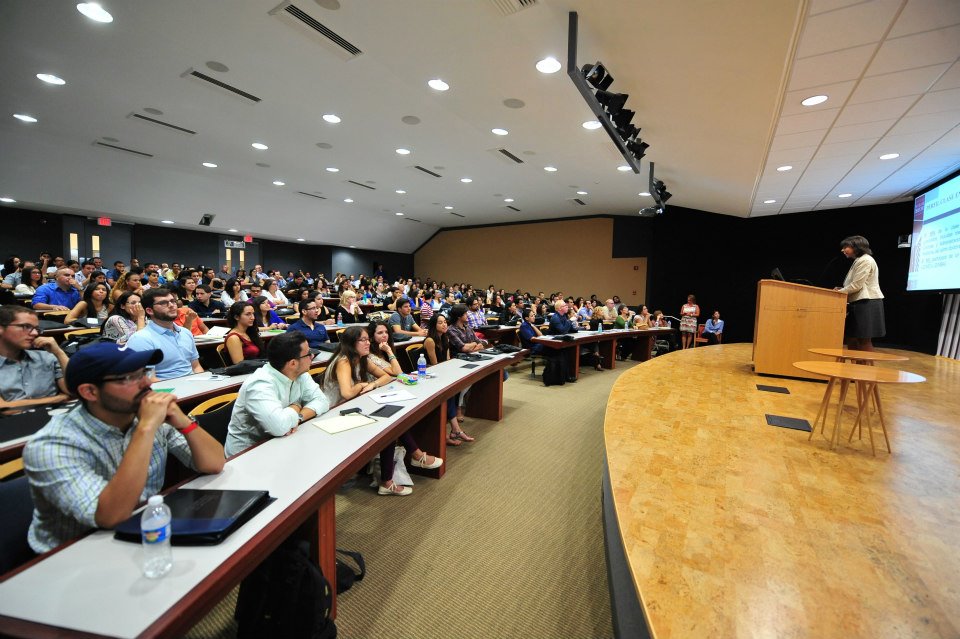 Decana Vivian I. Neptune Rivera dirigiéndose a estudiantes en el Aula Magna (Salón L-1) de la Escuela de Derecho de la Universidad de Puerto Rico.