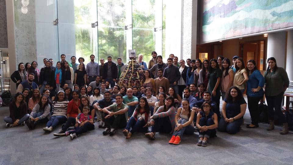 Un grupo de estudiantes posando en la Biblioteca de la Escuela de Derecho 