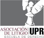 Logo de la Asociación de Litigio de la Escuela de Derecho de la Universidad de Puerto Rico que esta compuesto por una mano moviendo la ficha de ajedrez, el Rey en un fondo rectangular color gris.