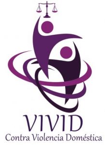 Logo ProBono contra la Violencia Doméstica VIVID. Compuesto por dos figuras simulando personas colores violeta y morado con tres anillas uniéndolos mientras uno sostiene una balanza.