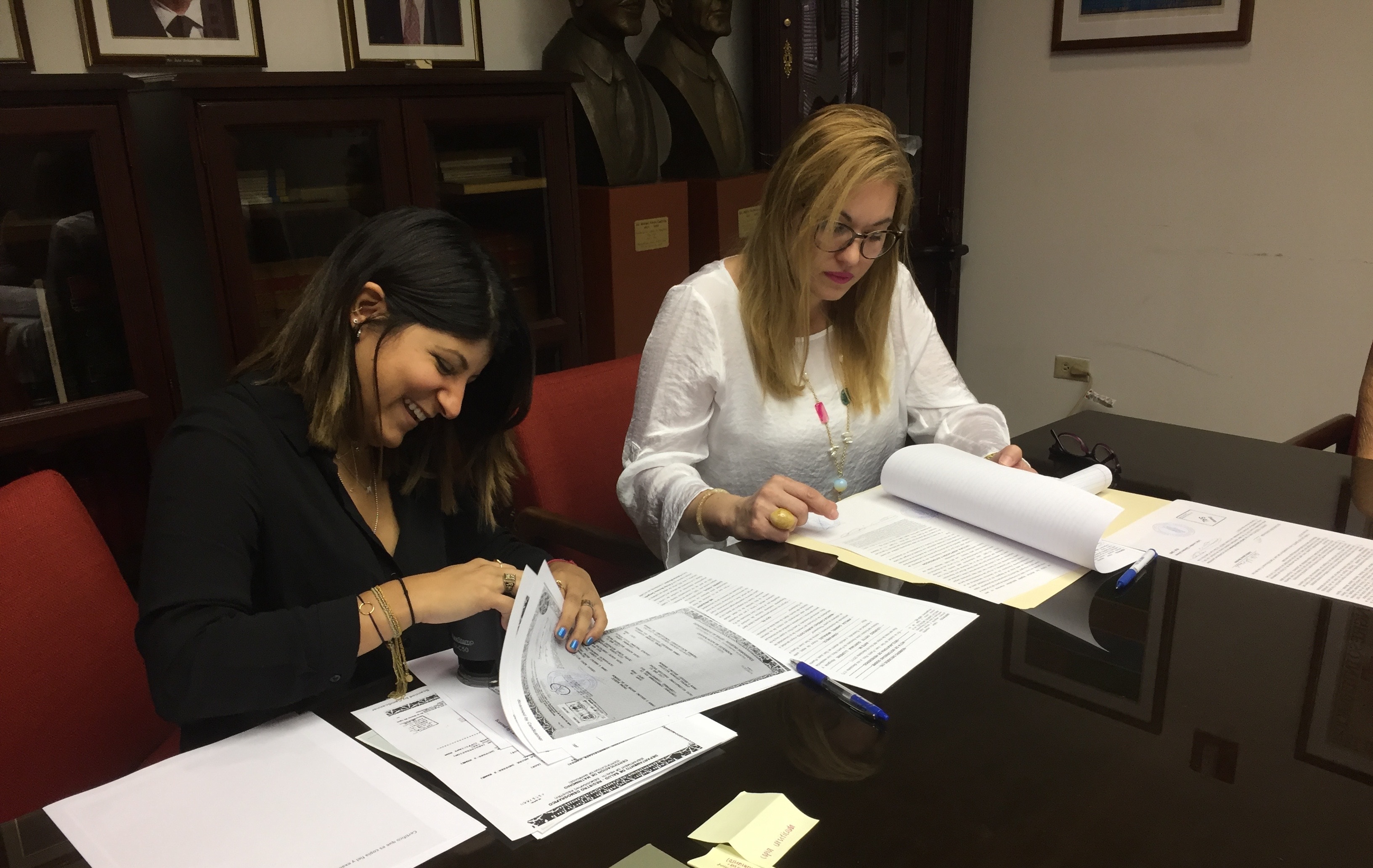La Licda. Lourdes Quintana Lloréns y la estudiante Marcia Laurido trabajan en trámites de la Clínia Notaril.