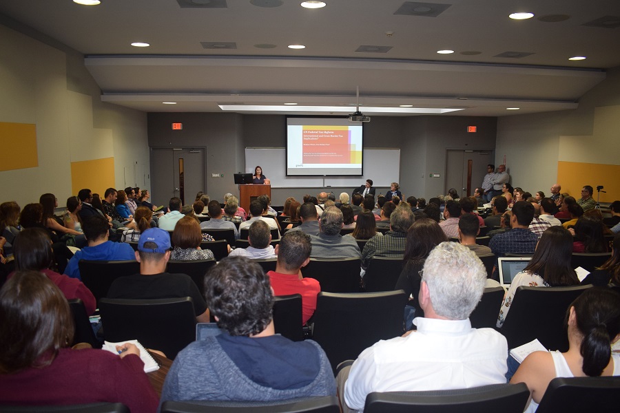Imagen contiene a un grupo de personas participando en una actividad llevada a cabo en el Salón L-3 de la Escuela de Derecho de la Universidad de Puerto Rico.