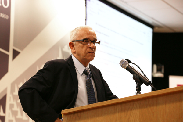 Profesor Ernesto Chiesa Aponte en el Aula Magna L-1
