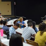 Decano Asociado William Vázquez Irizarry conversando sobre su experiencia con los estudiantes del taller de verano
