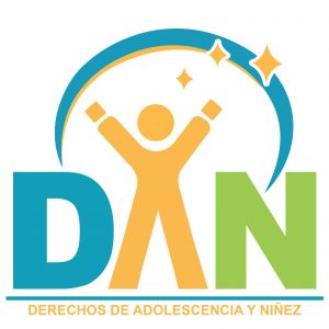 Logo del ProBono Derechos de Adolescencia y Niñez (DAN). Compuesto por las siglas D (color azul) A (con figura de una persona) N (color verde) y un semicírculo colo azul y dorado acompañado de tres estrellas doradas.