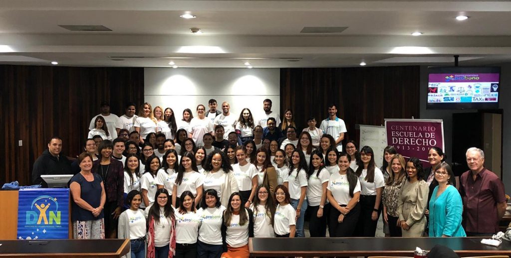 Grupo de estudiantes del Programa ProBono junto a profesores/mentores de las distintas Clínicas de la Escuela de Derecho de la Universidad de Puerto Rico en el Salón L-2.
