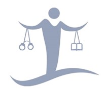 Logo Servicios a la Comunidad Penal. El logo contiene a una persona quien es la base para la balanza que en sus brazos tiene a mano izquierda unas esposas y a mano derecha un libro en sustitución de los platillos comúnmente utilizados en la balanza.