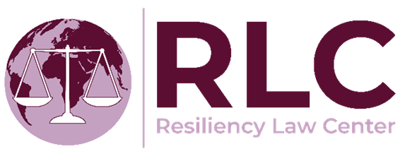 Logo UPR Resiliency Law Center (RLC). Compuesto por el nombre y siglas del Centro.  Continuo a mano izquierda del nombre se encuentra un globo terráqueo en los colores vino y rosa con una balanza de justicia color blanco.