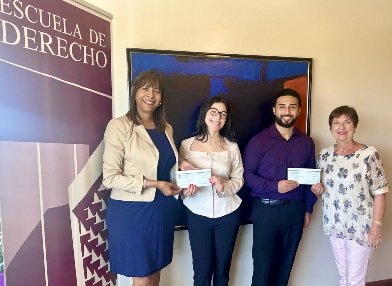 Foto de izquierda a derecha, Decana Vivian I. Neptune Rivera, Naxzuara D. Rivera Silva, Gibrán Caraballo Bermúdez y Lcda. María de los Ángeles Garay, Directora Ejecutiva Fideicomiso para la Escuela de Derecho.
