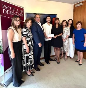 Foto: De izq. a der: Glenda Rivera, Lcda. Patricia Olivero, Lcdo. Luis Juarbe, Janiel Rodríguez Rivera, Decana Vivian I. Neptune Rivera, Lcda. Lady Cumpiano, Carián Rodríguez y Lcda. María de los A. Garay